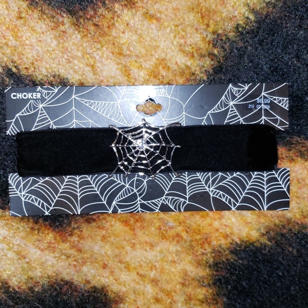 🕷Spiderweb Choker - Picture 3 of 5